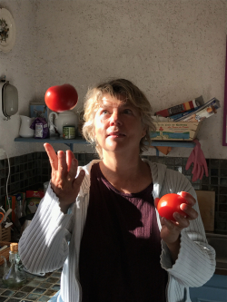 Claire Lise et les tomates